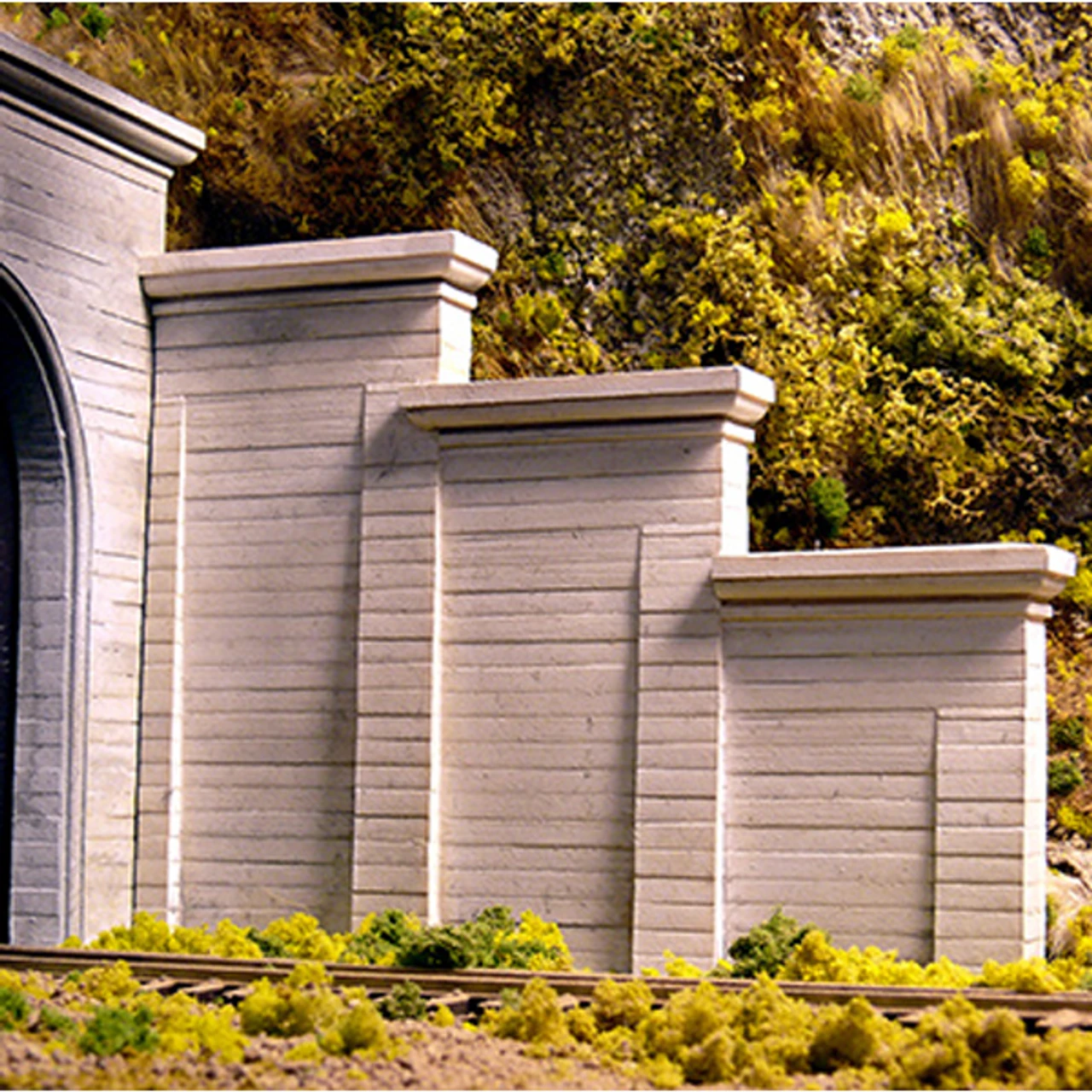 Chooch #8421 - Concrete Stepped Tunnel Abutment (2) - HO Scale 3 Chooch #8421 - Concrete Stepped Tunnel Abutment (2) - HO Scale